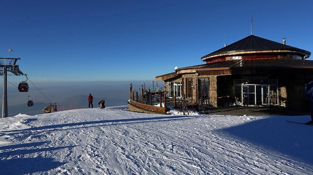 تركيا.. مركز أرجيس للتزلج يكتسي بالبياض