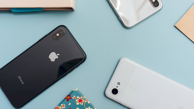 Vergi ile birleşince fiyatı artan cep telefonlarını ucuza mal etmek isteyenler, yurt dışına çıktıklarında beraberinde cihazları yurda sokuyordu.<br><br>