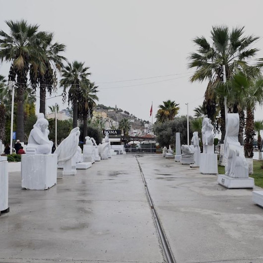 CHP'li belediyeler heykel dikmekte yarışıyor: Bu kez de Kuşadası Belediyesi sahili doldurdu