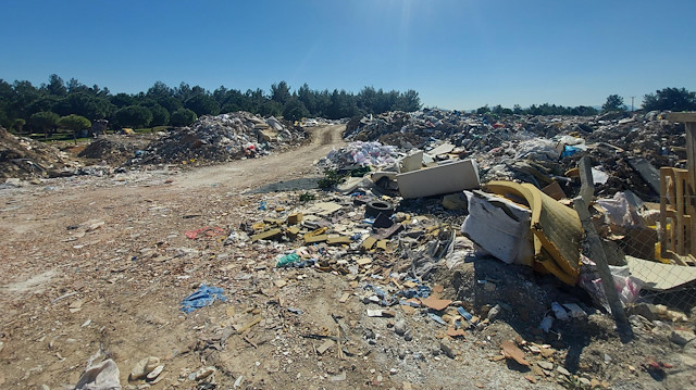 Çevre, Şehircilik ve İklim Değişikliği Bakanlığı, ‘İzmir 2021 yılı Çevre Durum Raporu’nu yayımladı. Raporda; hava, su, çevre, atık gibi çeşitli açılardan İzmir’in çevre durumu ele alındı. İzmir Büyükşehir Belediyesi'ne ait 7 sabit ölçüm istasyonu ve bakanlığın 16 sabit ölçüm istasyonu ile İzmir’in hava kalitesinin izlendiği belirtilirken, Aliağa ilçesinin, hava kirliliğinin en fazla yaşandığı yer olduğu dile getirildi.