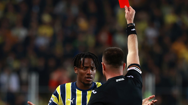 Batshuayi gördüğü kırmızı kartla takımını 10 kişi bıraktı.