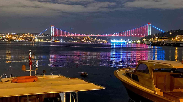 İstanbul’da köprüler Azerbaycan bayrağının renkleriyle ışıklandırıldı