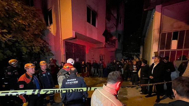 Bursa'nın Yıldırım ilçesinde bir evde çıkan yangında yaşları 1 ile 11 arasında değişen 8 çocuk ile bir anne hayatını kaybetti.