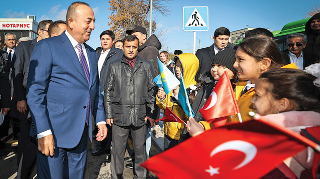 Kazakistan’da Çimkent Fahri Başkonsolosluğu’nun 
açılışını yapan Çavuşoğlu'nu Ahıska Türkleri karşıladı.
