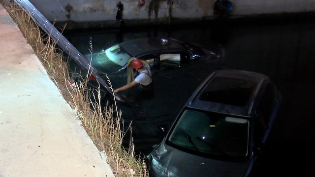 Zeytinburnu’nda iki otomobil dereye uçtu; 4 kişi dereden itfaiye tarafından çıkarıldı