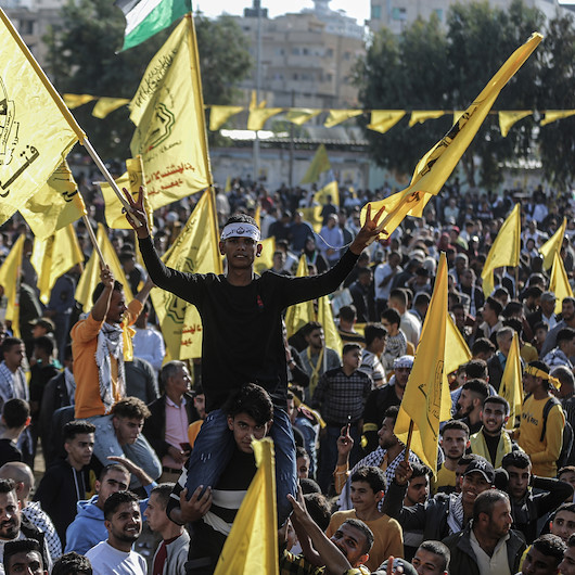 On binlerce Filistinli Arafat'ı anmak için sokaklara döküldü