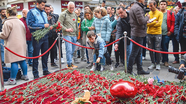Beyoğlu’ndaki İstiklal Caddesi’nde terör saldırısının meydana geldiği alana vatandaşlar karanfil bıraktı.