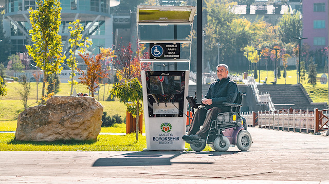 Malatya Büyükşehir Belediyesi, akülü araç kullanan engelli vatandaşlar için 5 farklı noktada daha araç şarj istasyonu kurarak erişim menzillerini uzak noktalara taşıdı.