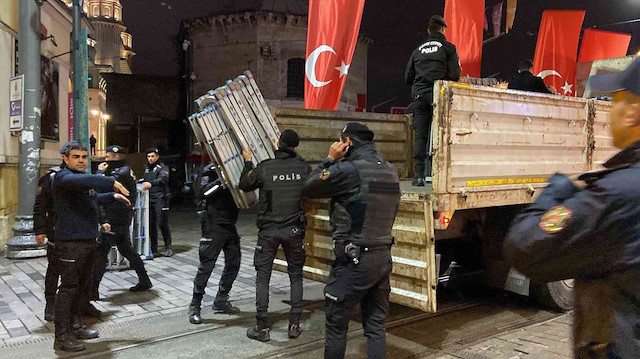 İstiklal Caddesi'ndeki ağaç ve beton saksılar kaldırıldı