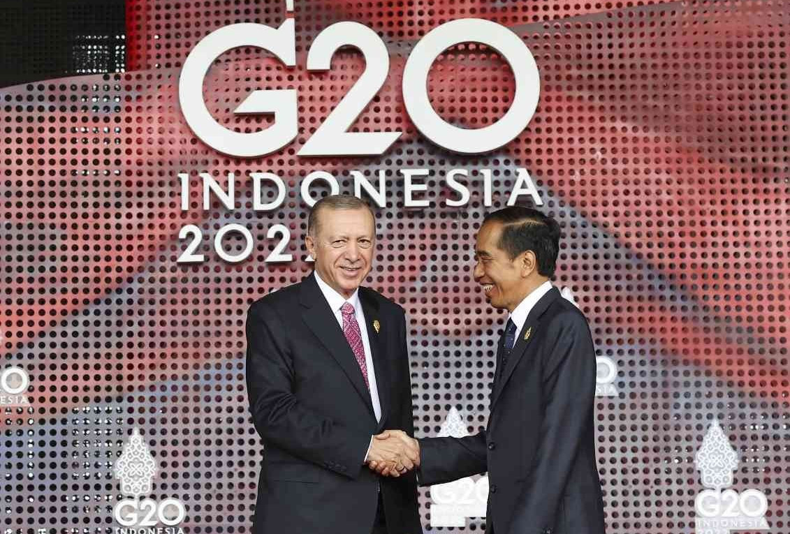 Zirveye ev sahipliği yapan Endonezya Devlet Başkanı Joko Widodo, toplantı öncesinde karşıladığı Başkan Erdoğan ile tokalaşarak hatıra fotoğrafı çektirdi.