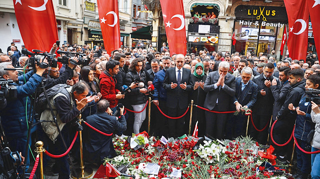 ​AK Parti Genel Başkanvekili Numan Kurtulmuş ve beraberindeki AK Parti heyeti, İstiklal Caddesi’nde patlamanın gerçekleştiği noktaya geldi.