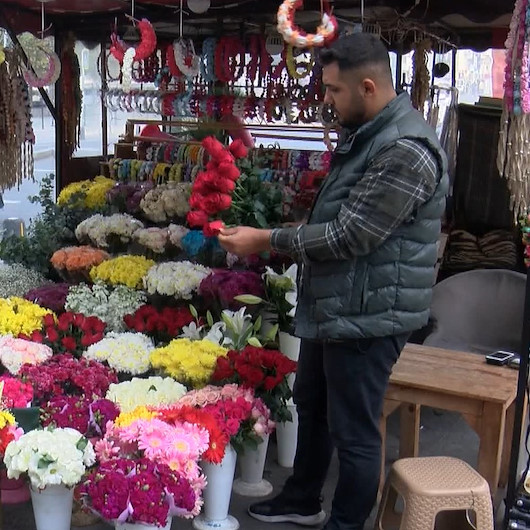 Gülü satan çiçekçiden çok önemli açıklamalar: Hem Arapça hem de İngilizce biliyor