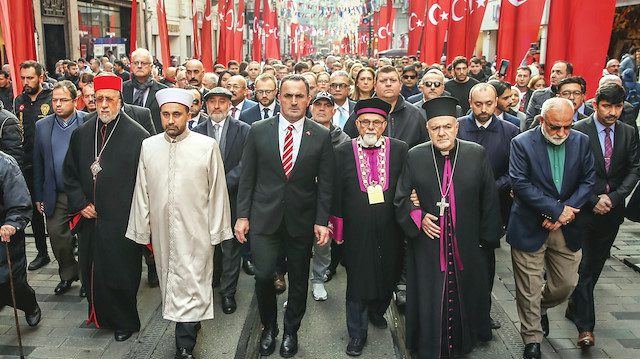 ​Terör saldırısına tepki olarak Beyoğlu Belediyesi öncülüğünde ‘İstiklal Bizim’ Birlik ve Beraberlik Yürüyüşü düzenlendi.