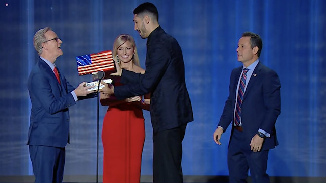 Amerikan Fox News televizyonunda FETÖ'cü Enes Kanter’e 'En Değerli Vatansever' ödülü verildi
