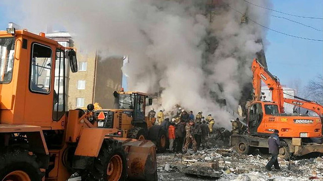 Toplam 33 sakinin yaşadığı binanın bir kısmı patlamanın etkisiyle çöktü. 