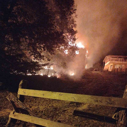 Çatıda çıkan yangın iki katlı evi alev topuna çevirdi
