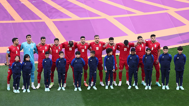 İranlı futbolcular, İngiltere maçı öncesinde milli marşlarını okumadı.