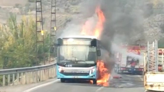 Belediye otobüsü seyir halinde cayır cayır yandı
