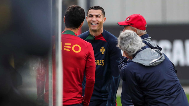 Manchester'da kötü günler geçiren Cristiano Ronaldo, Portekiz Milli Takımı idmanında neşeli tavırlarıyla dikkat çekti