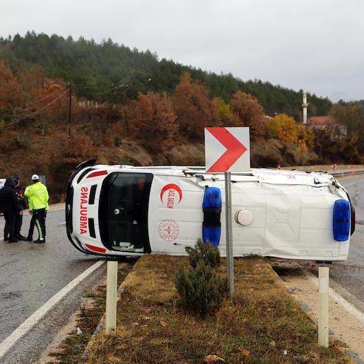Kastamonu'da devrilen ambulanstaki 3 sağlık personeli yaralandı