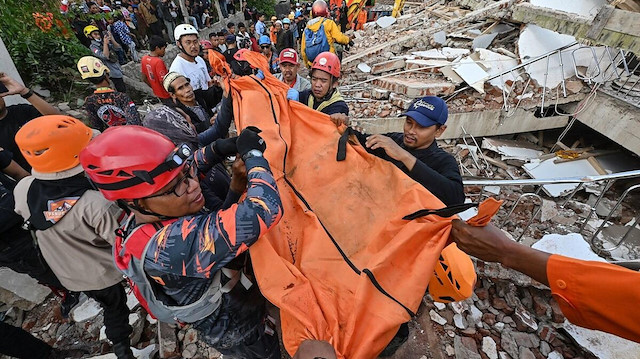 Endonezya'daki depremde hayatını kaybedenlerin sayısı 268'e yükseldi