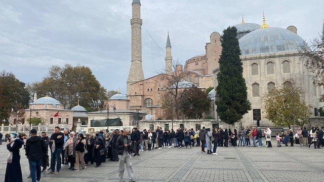 تركيا.. الطوابير في "السلطان أحمد" تعكس حجم السياحة في إسطنبول