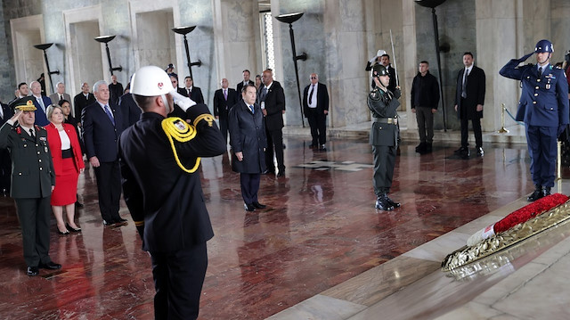 رئيس كوبا يزور ضريح أتاتورك في أنقرة
