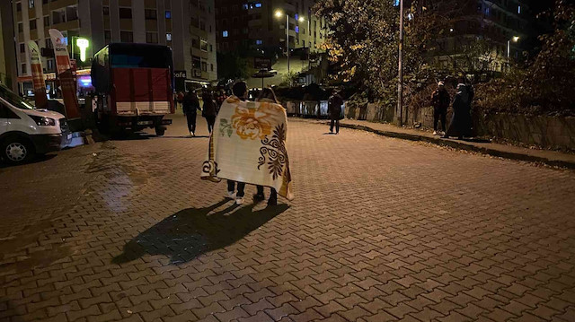Zonguldaklılar sarsıntıyla sokağa akın etti