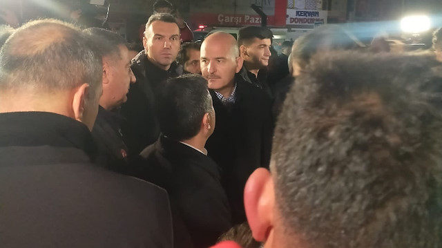 İçişleri Bakanı Süleyman Soylu Düzce'deki 5,9 büyüklüğündeki deprem sonrası bölgede incelemelerde bulundu.