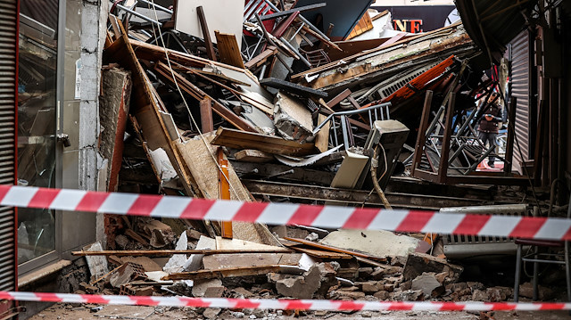 Düzce'nin Gölyaka ilçesinde meydana gelen 5,9 büyüklüğündeki deprem nedeniyle kent merkezinde bazı yerlerde hasar meydana geldi.  