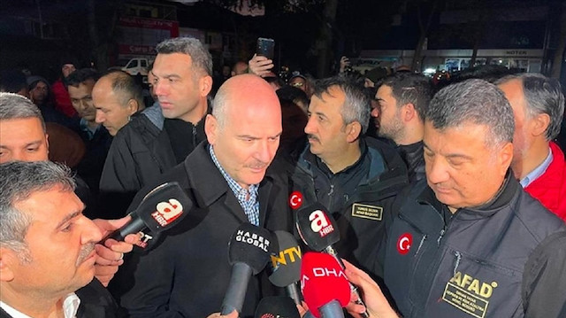 وزير الداخلية التركي يتفقد مركز الزلزال في ولاية دوزجة
