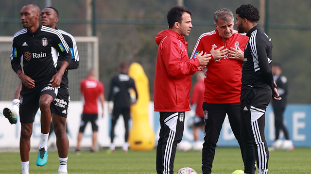 Beşiktaş Teknik Direktörü Şenol Güneş, oyuncularla yakından ilgileniyor.