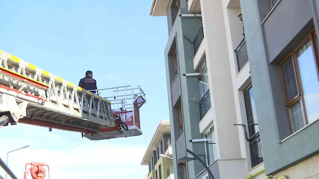 Cebrail Altunbaş’ı, eşini ve iki çocuğunu, balkona uzatılan merdiven yardımıyla evden çıkardı.