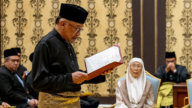 Malezya'nın 10. başbakanı Enver İbrahim yemin ederek göreve başladı