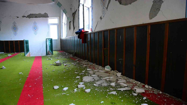 Düzce'deki depremde bazı camilerde hasar meydana geldi. 