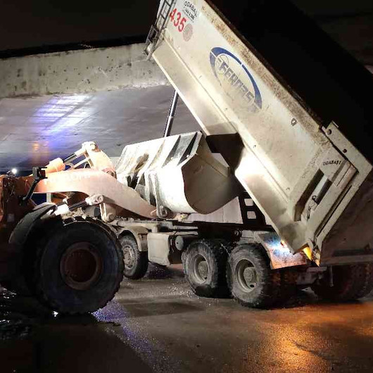 Damperi açık unutunca köprüye takılıp kaldı
