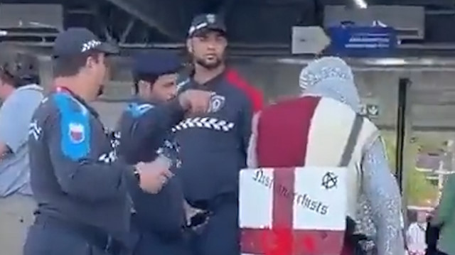 Futbol maçına Haçlı kıyafetleriyle girmek isteyince stada alınmadılar