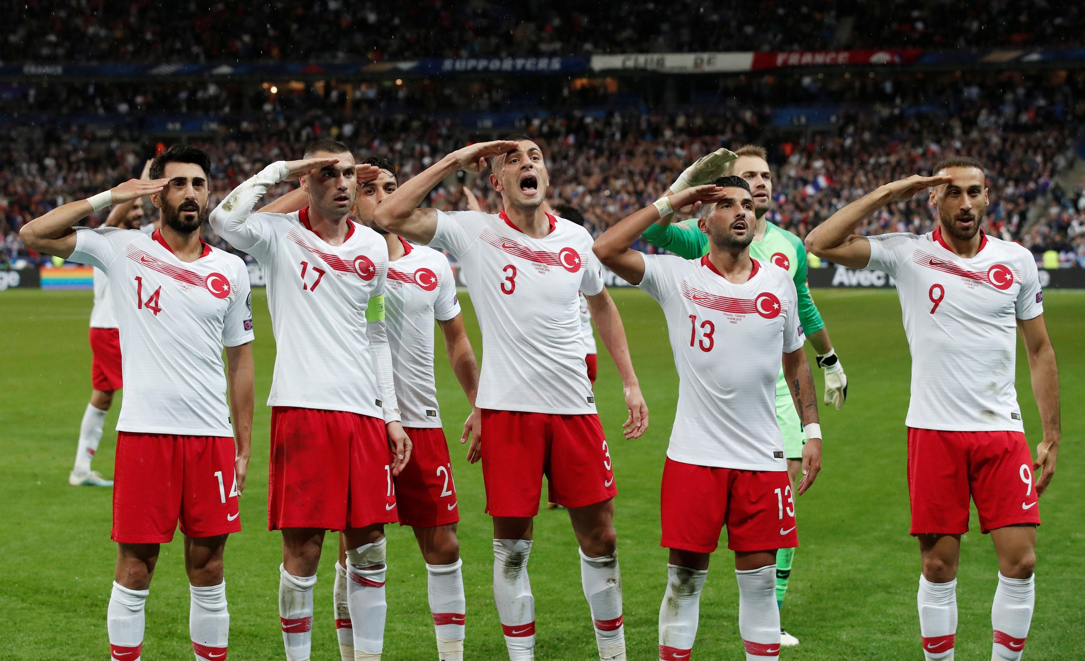 Milli futbolcularımızın asker selamı sporun ruhuna aykırı bulunmuş ve futbolcularımıza kınama cezaları verilmişti.