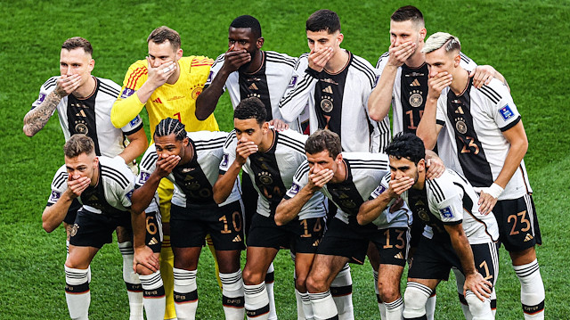 Almanya Milli Takımı, Japonya'ya yenildikleri maç öncesinde böyle poz verdi.