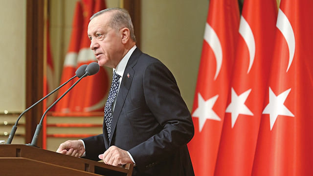 ​Cumhurbaşkanı Tayyip Erdoğan, “Öğretmenimize eli kalkanın her şeyini darmadağın ederiz” dedi.