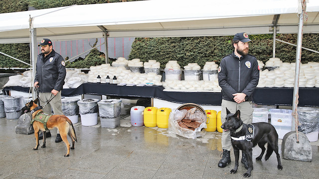 ​İstanbul Beylikdüzü’nde bir villaya baskın düzenleyen polis, 3 ton 533 kilo 805 gram metamfetamin ele geçirdi.