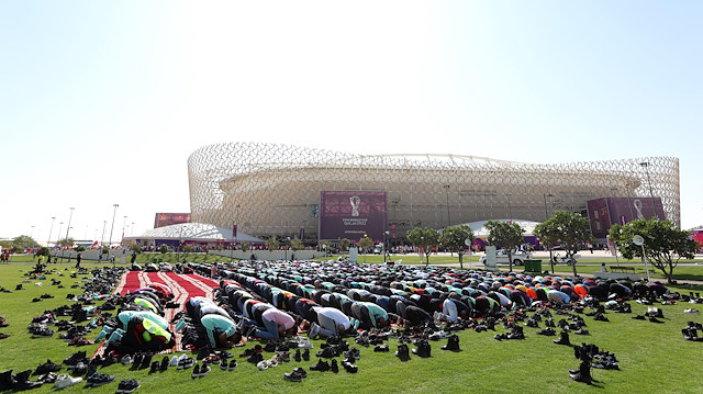 Yüzlerce taraftar Ahmad Bin Ali Stadyumu'nun çevresinde cuma namazı kıldı. 