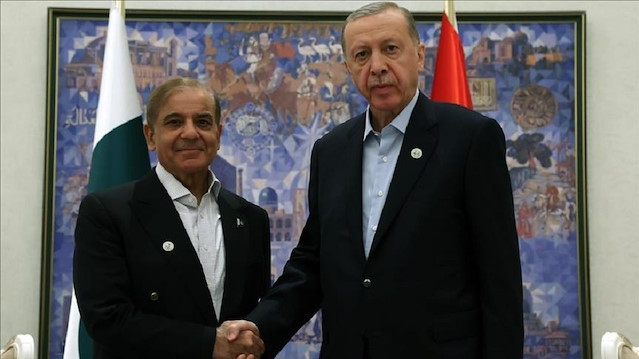 أردوغان يلتقي رئيس الوزراء الباكستاني بإسطنبول