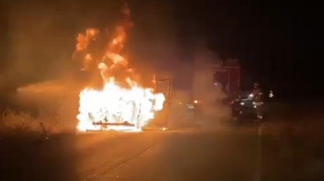 Arnavutköy'de servis minibüsü alev alev yandı