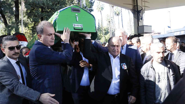 AK Parti Genel Başkan Yardımcısı ve Parti Sözcüsü Ömer Çelik, Fatih Terim'le birlikte tabuta omuz verdi. 