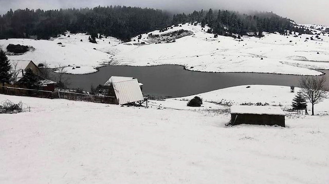 Sakarya’nın en kısa zamanda, en yükseğe çıkılan ve misafirhanesi olan Keremali Yaylası’nda kartpostallık görüntüler oluşmaya başladı.