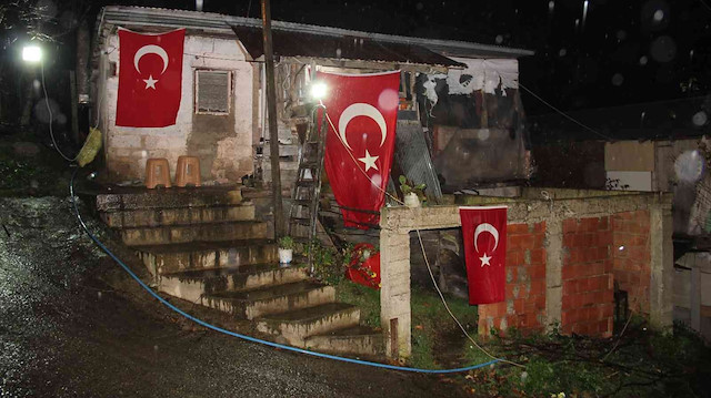 Şehidin baba evi ve mahallesi Türk Bayraklarıyla donatıldı.