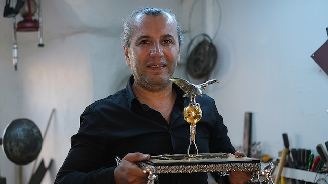 صائغ تركي يصمم كؤوساً ذهبية وفضية خاصة بمونديال قطر 