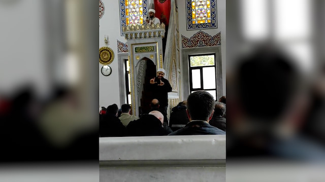 Cami imamı işitme engelli yaşlı adama işaret diliyle hutbeyi sonuna kadar anlattı