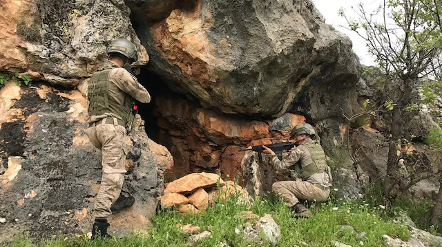 Terör örgütü PKK’ya ait toprağa gömülü telsizler ele geçirildi
